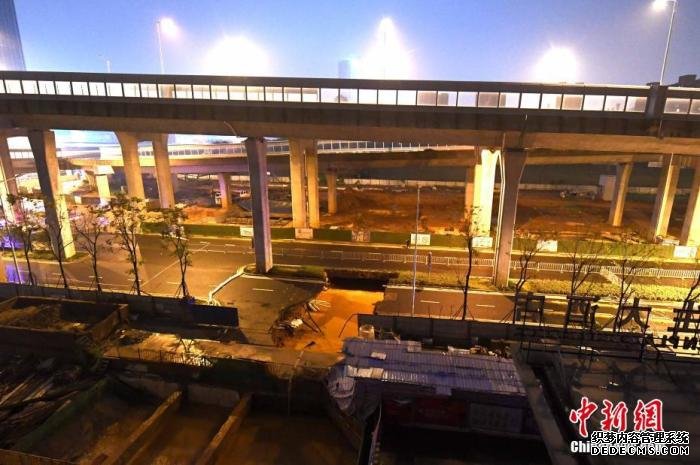 12月21日21时许，长沙万家丽中路一地面发生塌陷，塌陷区域约长12米宽8米，路面坍塌致长沙高桥等周边片区停电，现场无人员伤亡。杨华峰 摄