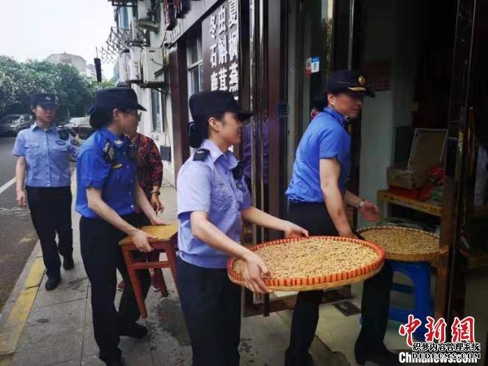 她们不仅是严肃的执法者 对方提供