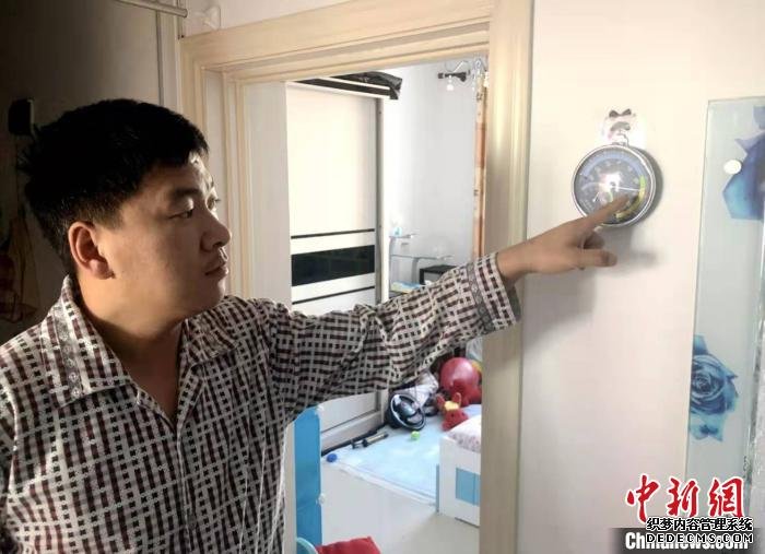 呼中区居民家中温度达到27℃。　冯宏伟 摄