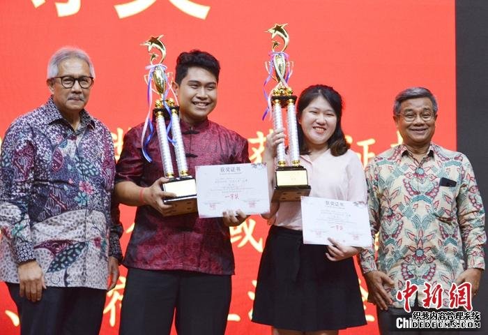 图为阿拉扎大学校长亚瑟普·赛福鼎(右一)、印尼前驻华大使苏更•拉哈尔佐(左一)为综合奖一等奖选手颁奖。阿拉扎大学孔子学院 供图
