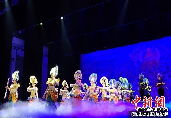 大型中国经典舞剧《丝路花雨》在新疆克拉玛依上演。　王思超 摄