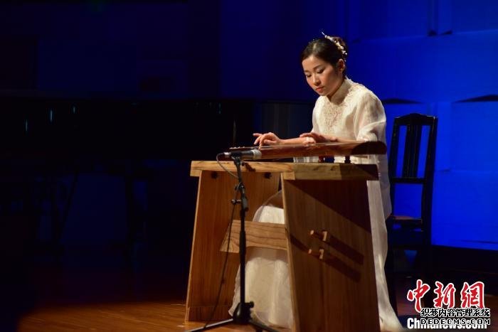 中国青年古琴演奏家徐碧弹奏古曲。上音协同供图