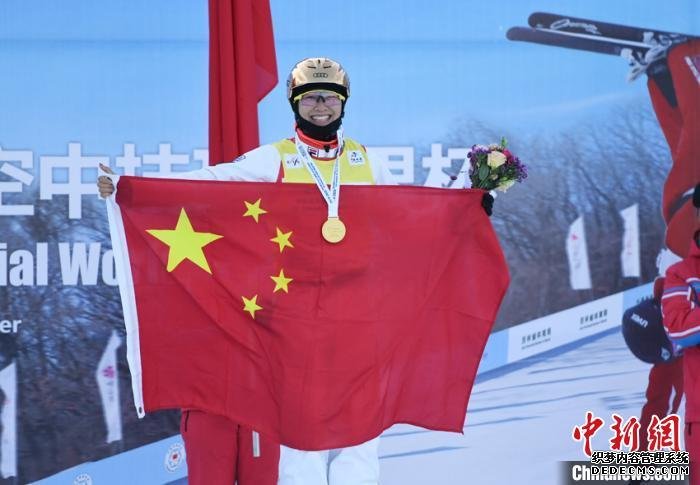 徐梦桃在领奖台 张瑶 摄