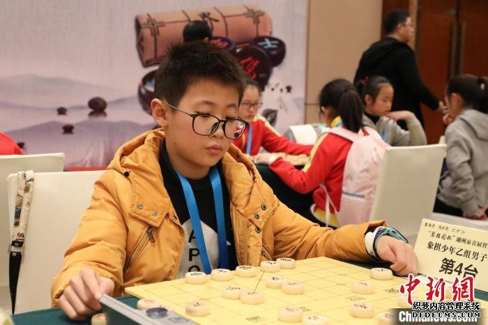 图为：参赛选手正进行象棋比赛。　王伟臣 摄