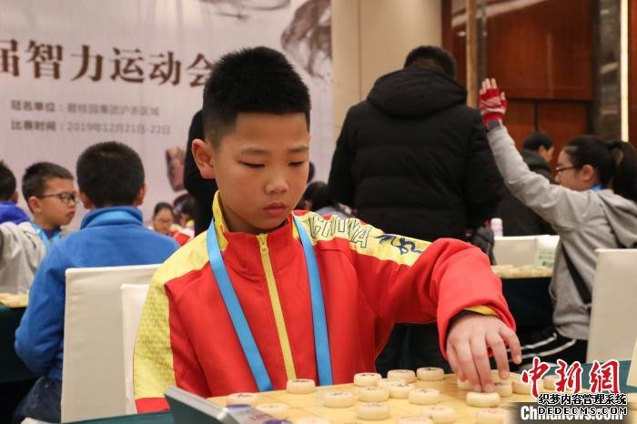 图为：参赛选手正进行象棋比赛。　王伟臣 摄