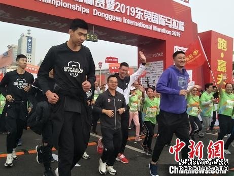 第17届亚洲马拉松锦标赛暨2019东莞国际马拉松22日在广东东莞举办。图为篮球名人杜锋等参与比赛。　李映民 摄